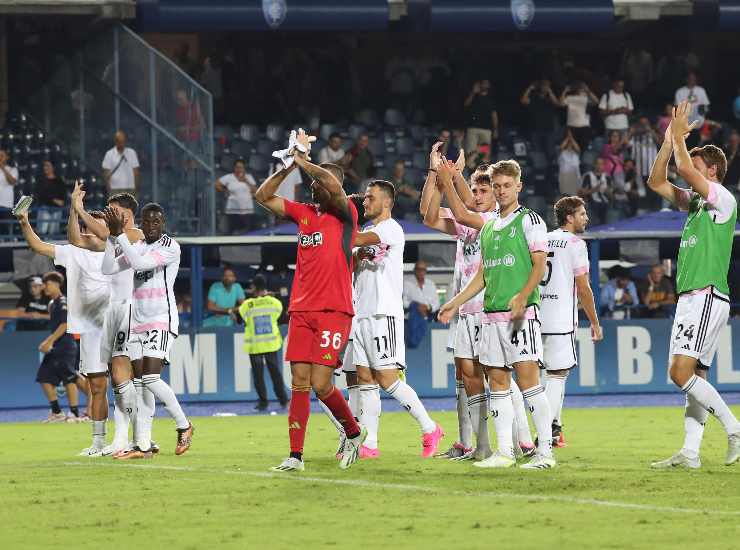 I giocatori della Juventus salutano i tifosi a Empoli