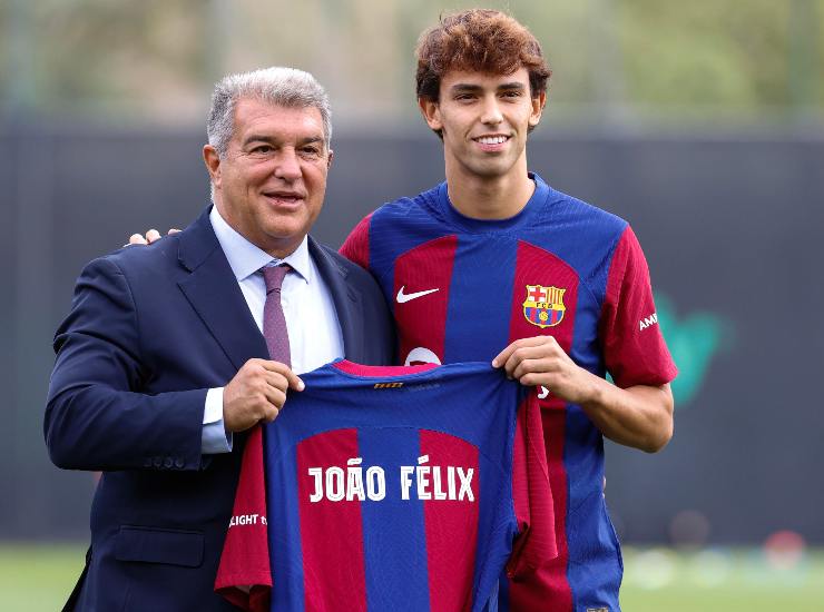 Joao Felix posa con la nuova maglia del Barcellona assieme al presidente Joan Laporta