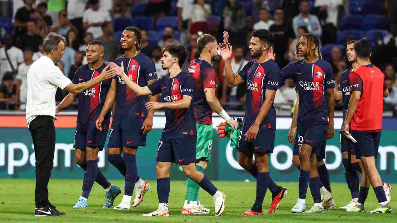 Luis Enrique saluta i suoi giocatori