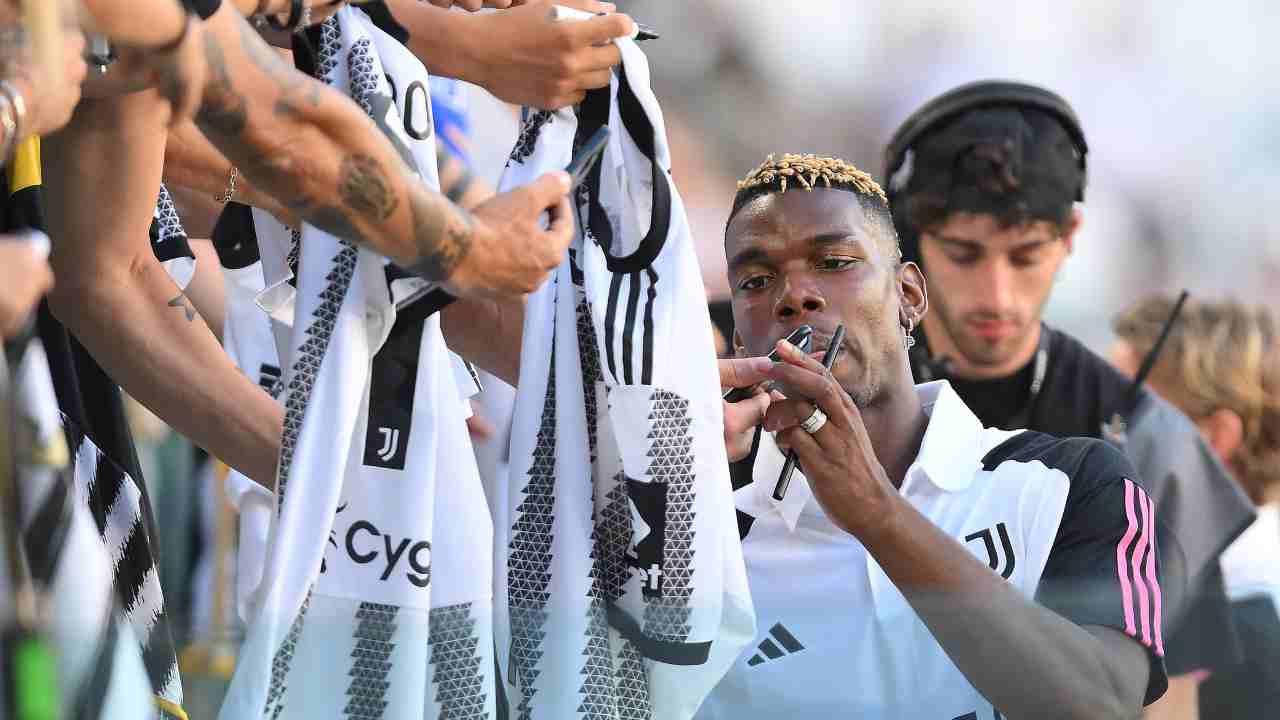 Paul Pogba firma autografi