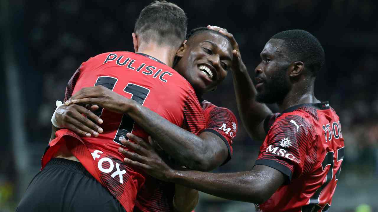 Rafael Leão festeggia con Pulisic e Tomori