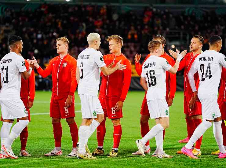 I giocatori di Nordsjaelland e Ludogorets si salutano prima del fischio d'inizio