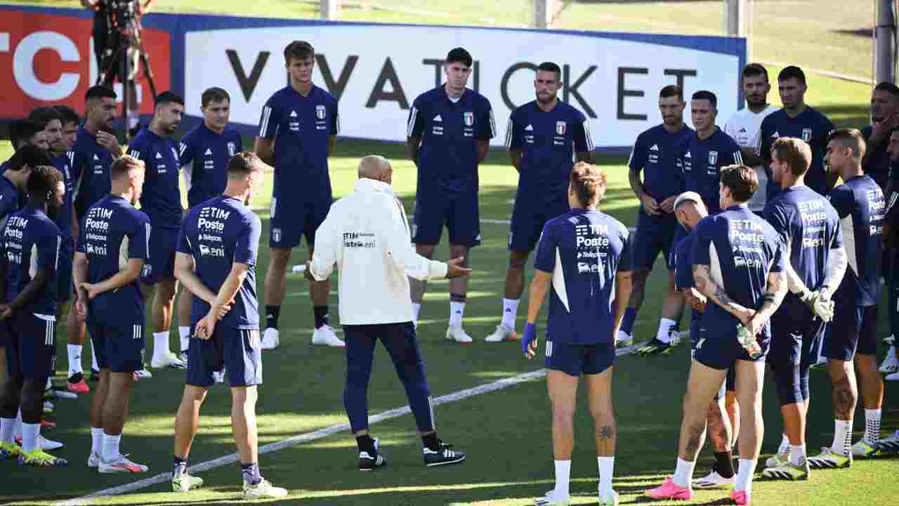 Luciano Spalletti parla ai suoi ragazzi a Coverciano