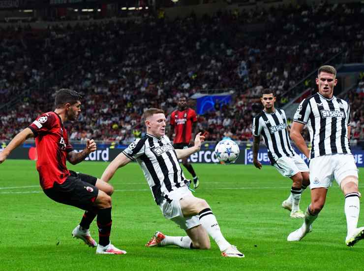 Pulisic in azione contro i difensori del Newcastle