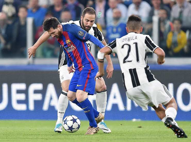 Messi sguscia tra due avversari ai tempi del Barcellona