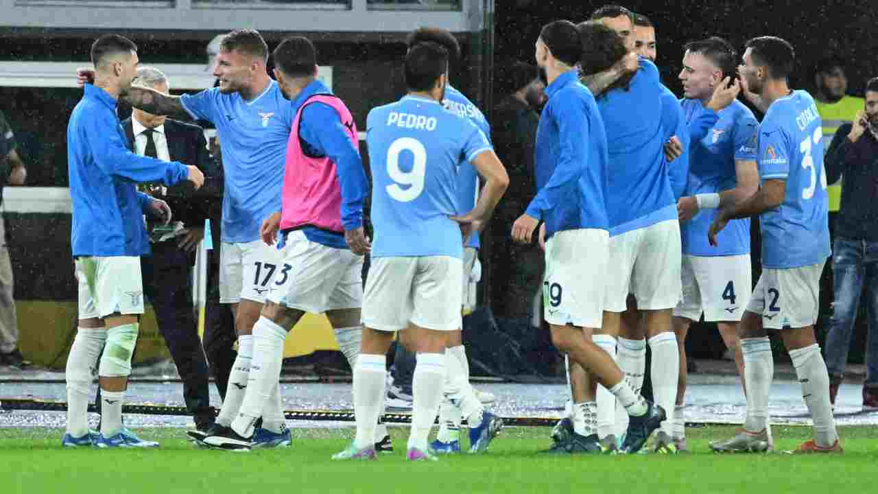 I giocatori della Lazio festeggiano dopo una vittoria