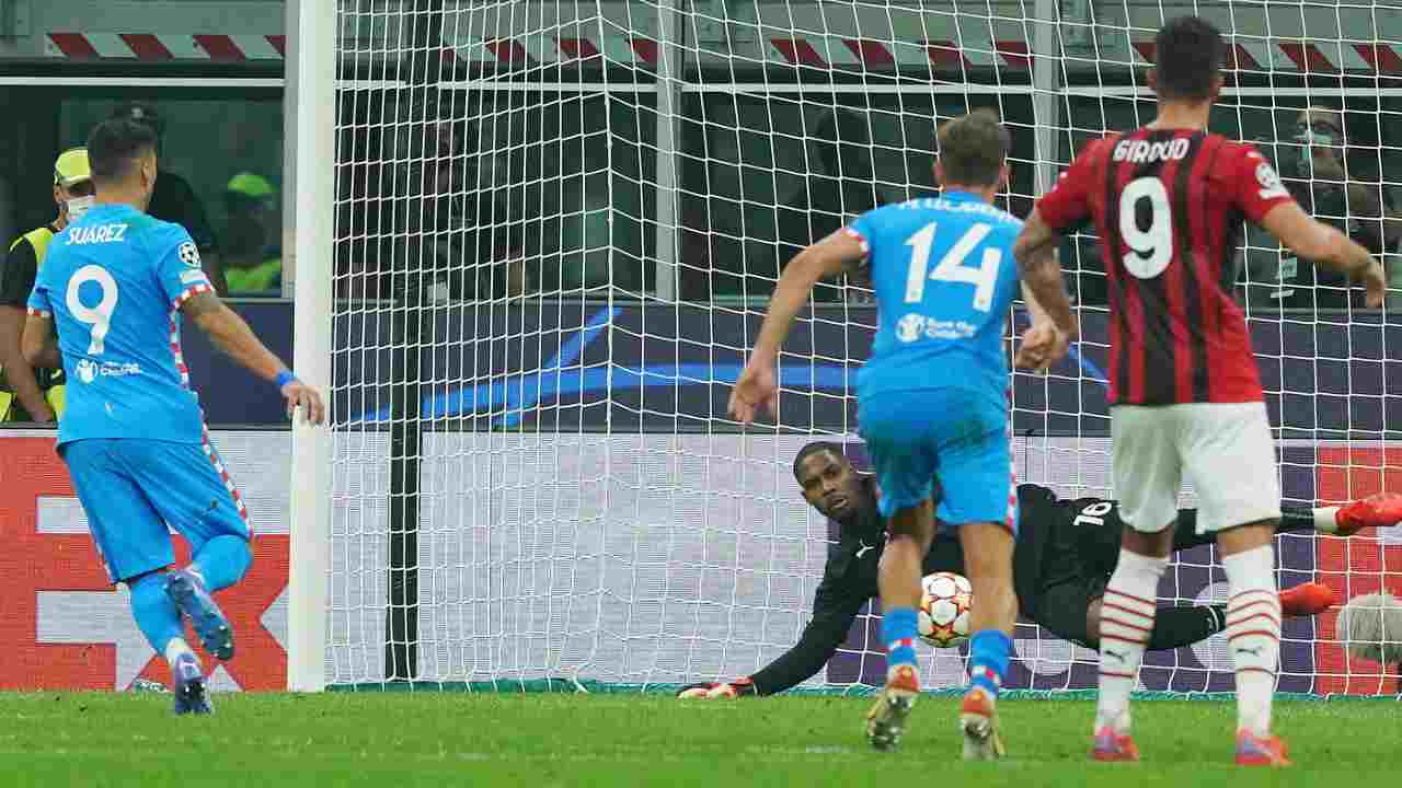 Il momento del rigore di Luis Suarez nel match tra Milan e Atletico Madrid