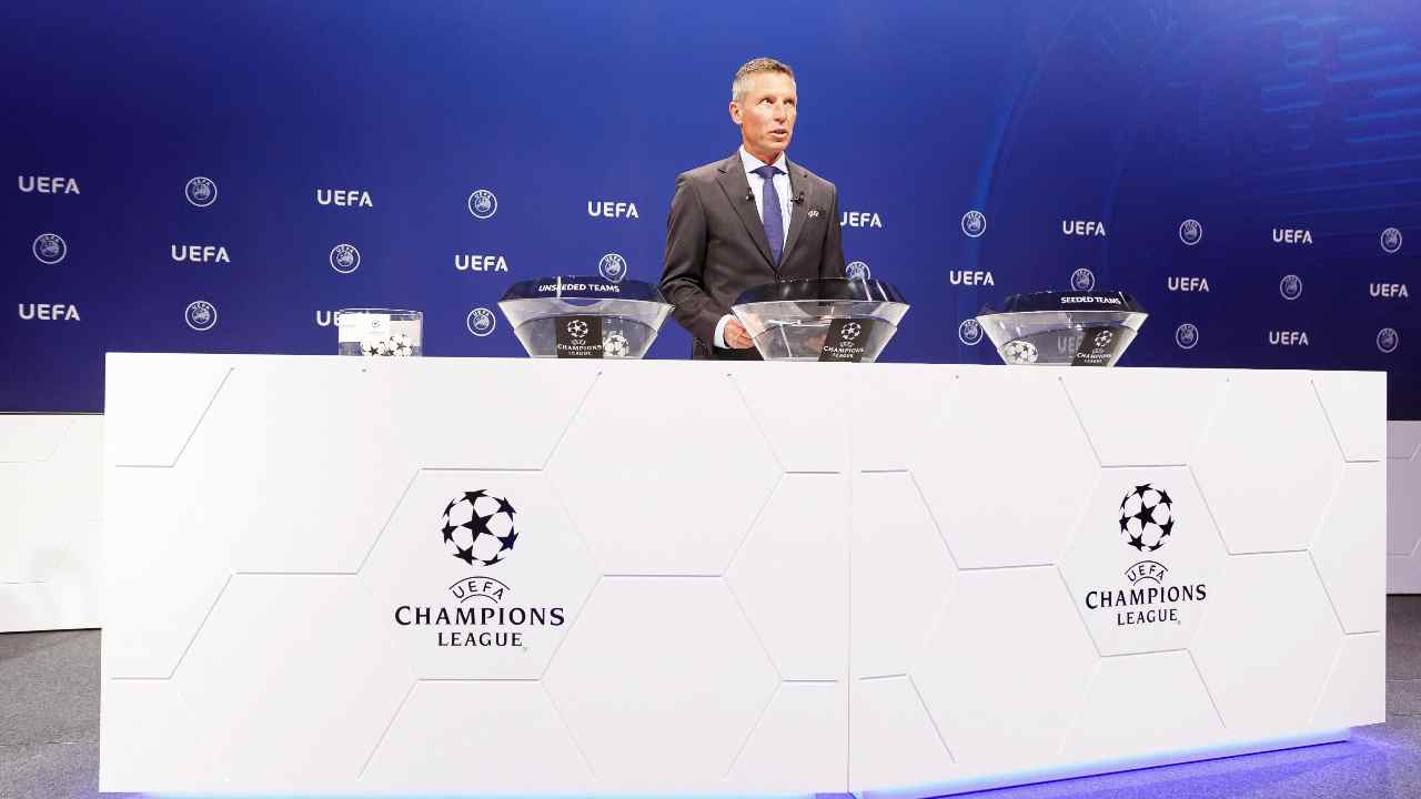 L'atteso momento dei sorteggi di Champions League