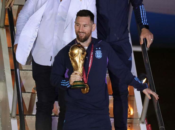Lionel Messi con la Coppa del Mondo