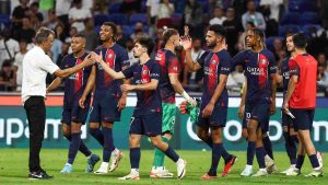 Luis Enrique saluta i suoi giocatori