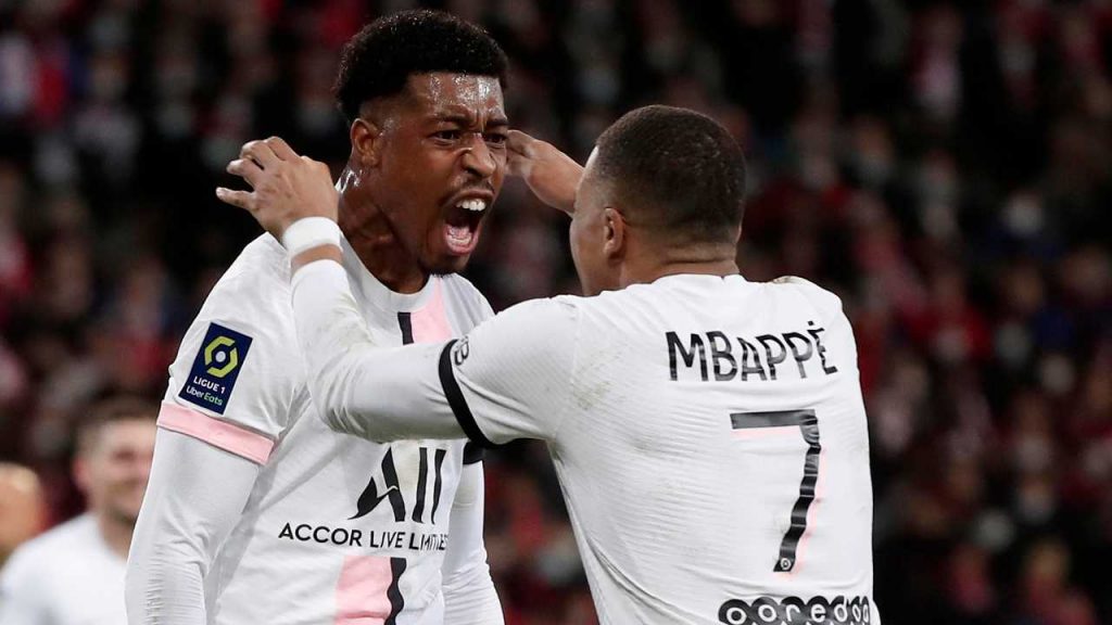 Presnel Kimpembe esulta assieme a Kylian Mbappé