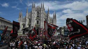 I tifosi del Milan fanno festa in Piazza Duomo