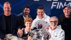 Jannik Sinner con il proprio team e la coppa delle ATP Finals - Instagram janniksin - Ilgiornaledellosport.net