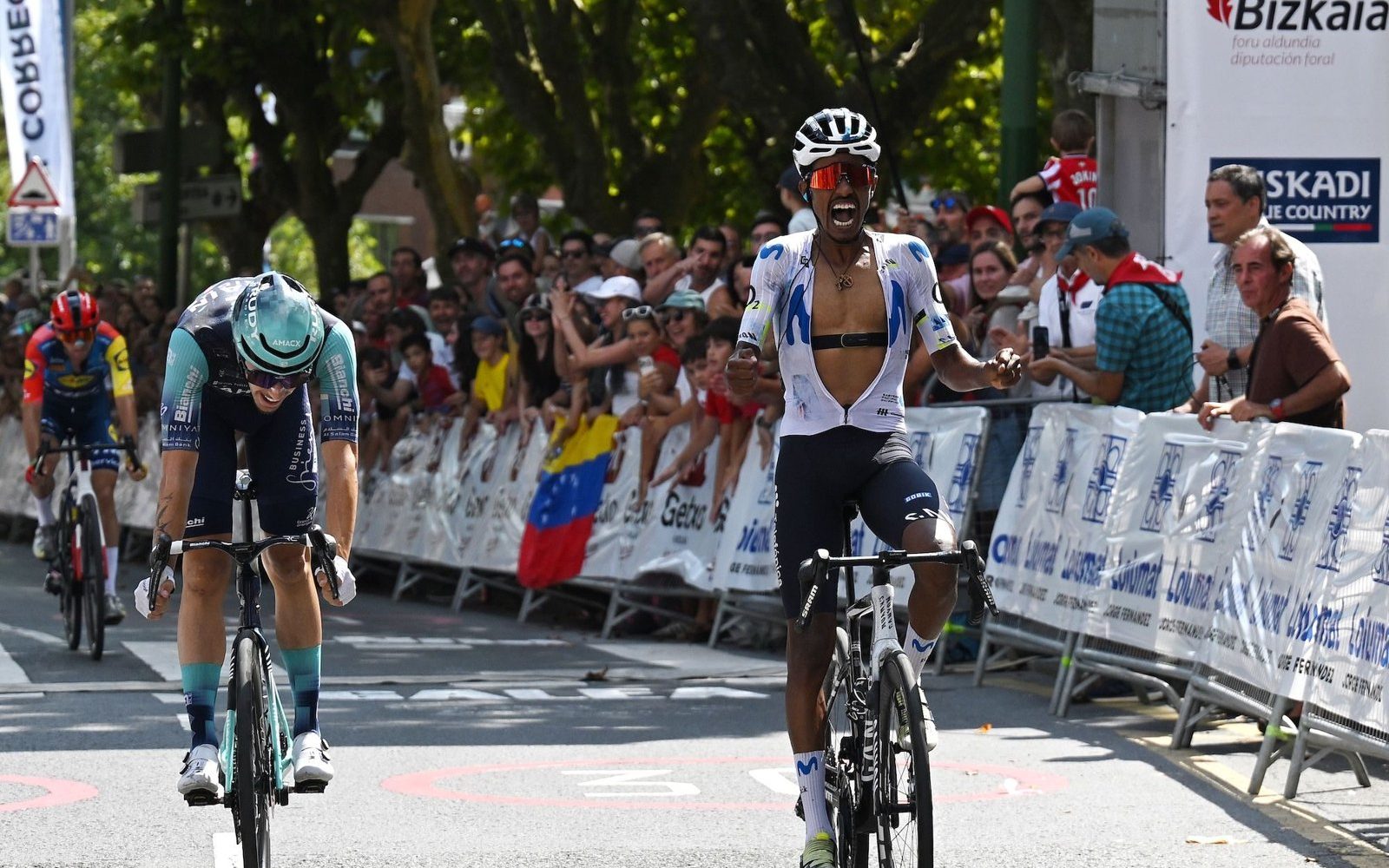 Natnael Tesfatsion vince Circuito de Getxo-Memorial Hermanos Otxoa con sprint in salita