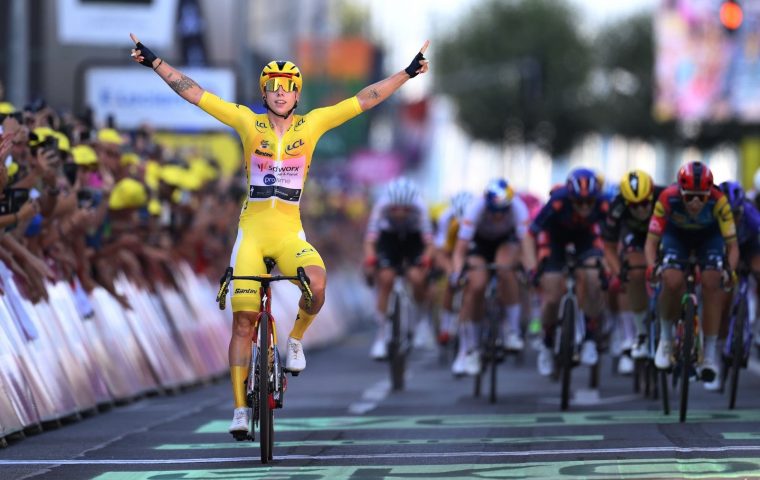Lorena Wiebes vince la seconda tappa del Tour de France Femmes in volata, superando Riejanne Markus