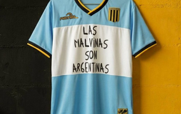 Almirante Brown presenta una camiseta simbolo per le Malvinas e un omaggio a Messi