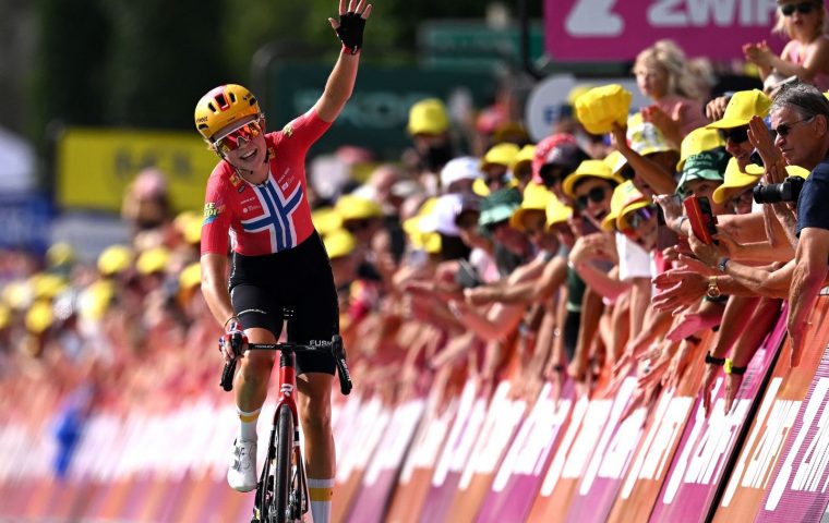 Sigrid Haugset vince il Tour de France Femmes con un attacco solitario di 85 km