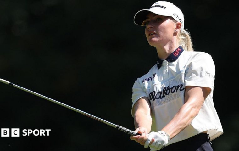 Charley Hull si avvicina a Huang dopo un 62 storico